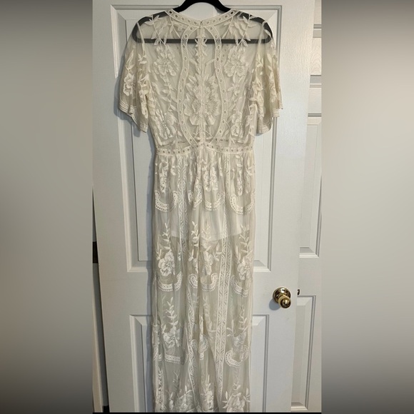 Honey Punch Dresses & Skirts - Honey Punch Floral Lace Maxi Dress in Cream